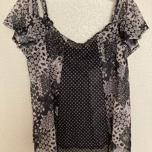 This is a very light, cute, feminine top that will dress up any occasion.. - Picture 3 of 6